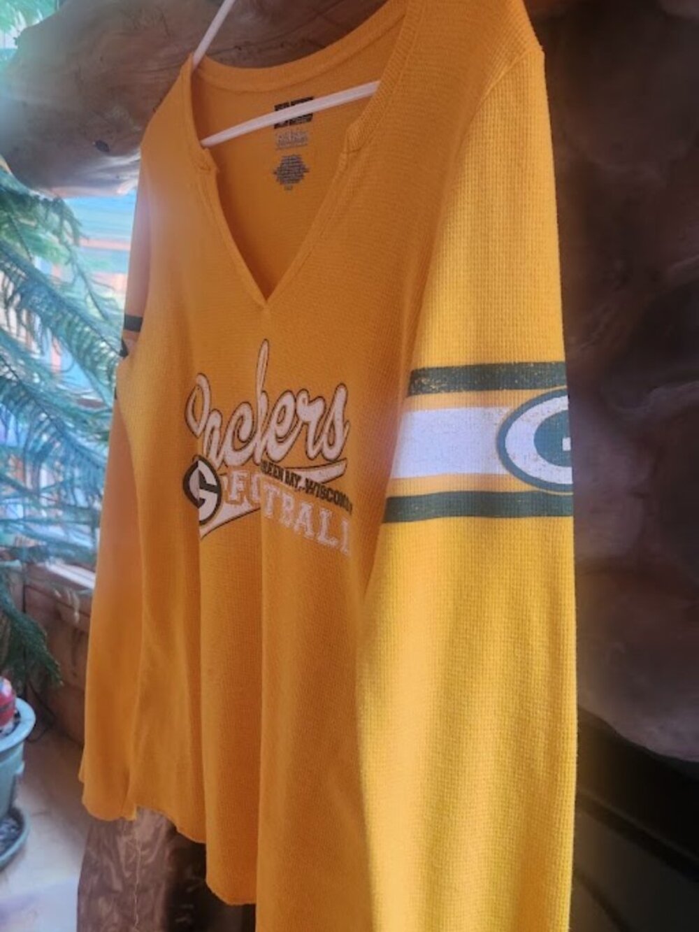 Official NFL Team Green Bay Packers Softball V-Neck | Gold | Like New | Size S - Picture 4 of 5